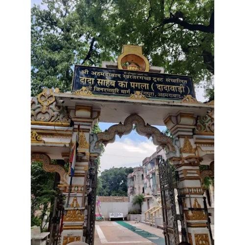 Dada Saheb Ka Pagla/Dada Saheb Na Pagla Jain Shwetambar Khatargachh Mandir Jain Dadabari, Shree Dada Jinanand Suri Marg, Navrangpura, Ahmedabad,Gujarat