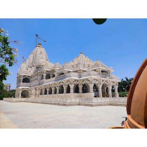 Shri Manilaxmi Shwetamber Jain Tirth, Tarapur-Vasad Highway, Manej,Anand,Gujarat