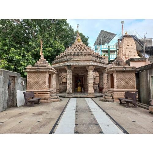 Shri Laxmibai Manmohan Parshvnath Jain Derasar, Khapatia Chakla, Gopipura,Surat,Gujarat
